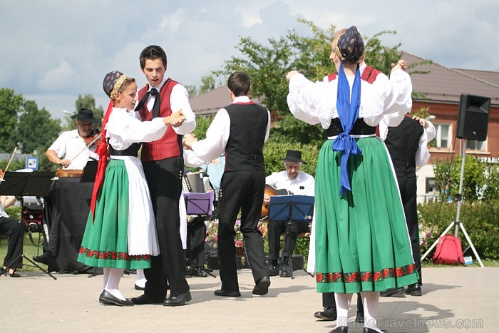 Franču tradicionālās kultūras kopas no Berštetes koncerts 65388