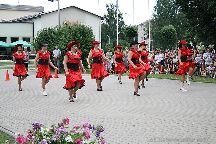 Uzstājas Gulbenes līnijdeju grupa “Raganiņas” 65397