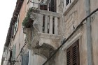 Ēkas papildina īpaši dekorēti balkoni, logu vai durvju velves, kas piešķir tām senatnes noskaņu 11
