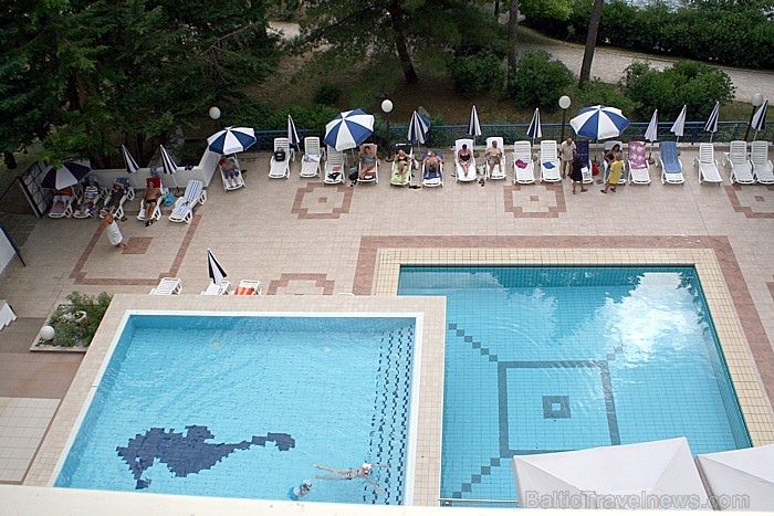 Daudzas viesnīcas piedāvā viesiem atpūtu pie iekšējiem baseiniem 65824