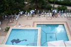 Daudzas viesnīcas piedāvā viesiem atpūtu pie iekšējiem baseiniem 5