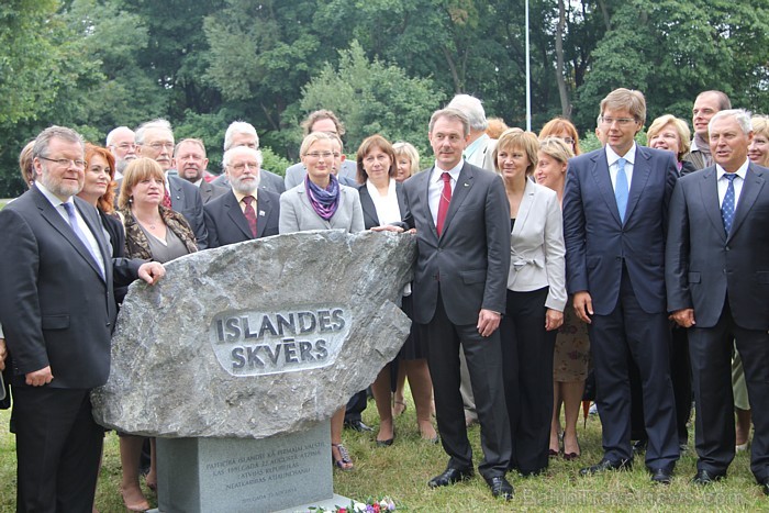 Blakus četru zvaigžņu viesnīcai Islande Hotel (www.islandehotel.lv) 22.08.2011 atklāja Islandes skvēru Foto: Canon 60D 65874