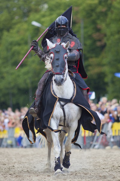 Rīgas 810 gadu jubilejas svētku ietvaros, 11. novembra krastmalā notika vēl Latvijā klātienē neredzētas bruņinieku cīņas zirgos. Foto: www.fotoprojekt 65983