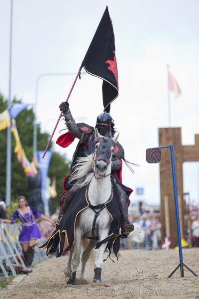 Rīgas 810 gadu jubilejas svētku ietvaros, 11. novembra krastmalā notika vēl Latvijā klātienē neredzētas bruņinieku cīņas zirgos. Foto: www.fotoprojekt 65984