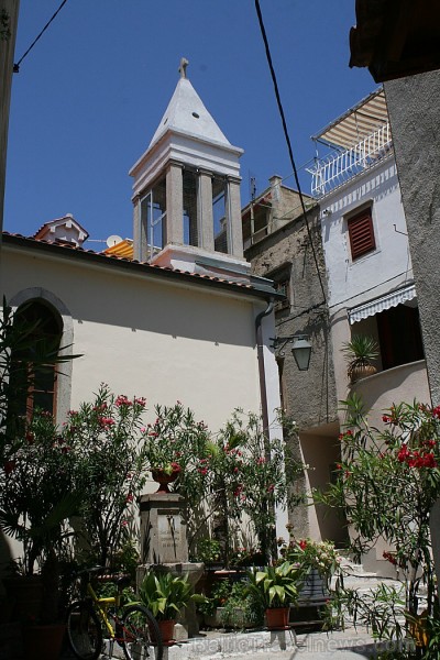 Sv.Antoniao baznīca atrodas ciešā dzīvojamo māju ielokā 66125