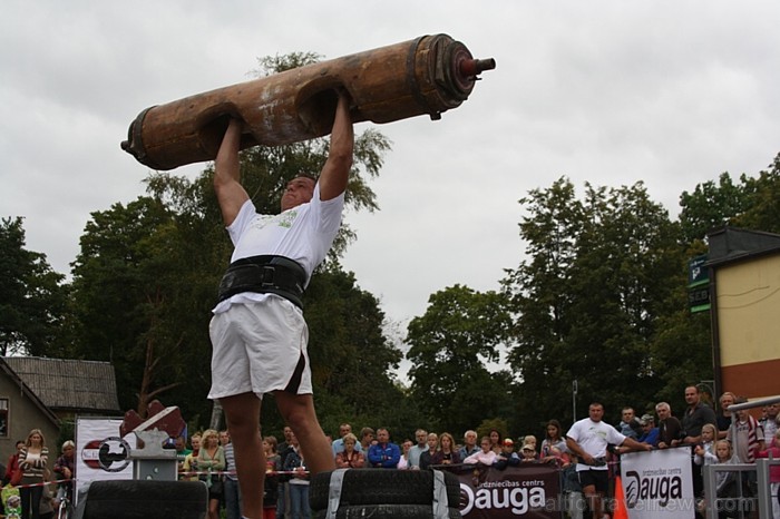 Fermera skrējiens ar 2x125kg, 110kg baļķa celšana, 255kg svara vilkšana no zemes, kombinācija ar riepas velšanu un vairoga nešanu, kā arī 100-160kg ak 66209