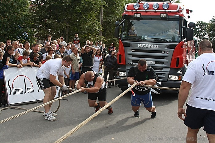 Ogres skatītājus ar īpašu vingrinājumu – 45 t smagu divu smago automobiļu sakabi pārsteidza brāļi Kazeļņiki 66228