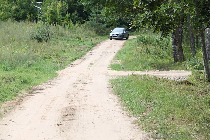 Apmēram 3,5 km no Dubuļiem ir jāveic pa lauku zemes ceļu 66282