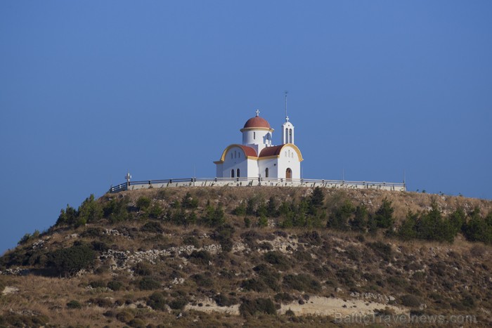 Grieķu baznīciņa augsta kalna virsotnē. Foto: www.fotoprojekts.lv 66670
