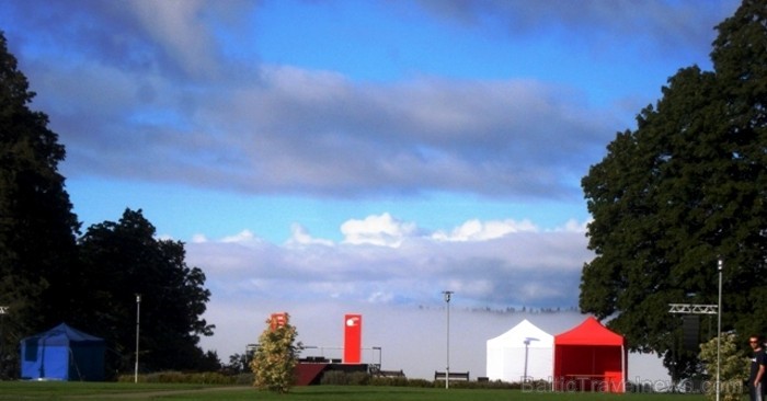 Pasākuma vietas iekārtošana agri no rīta ar biezu miglu virs Gaujas www.novatours.lv 66785