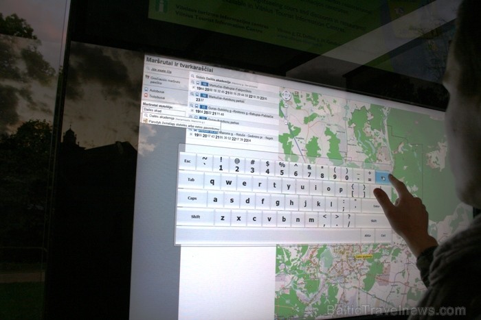 Liels orientēšanās palīgs Viļņā ir autobusa pieturās izmantojamās interaktīvās skārienjūtīgās pilsētas sabiedriskā transporta kartes. 67252