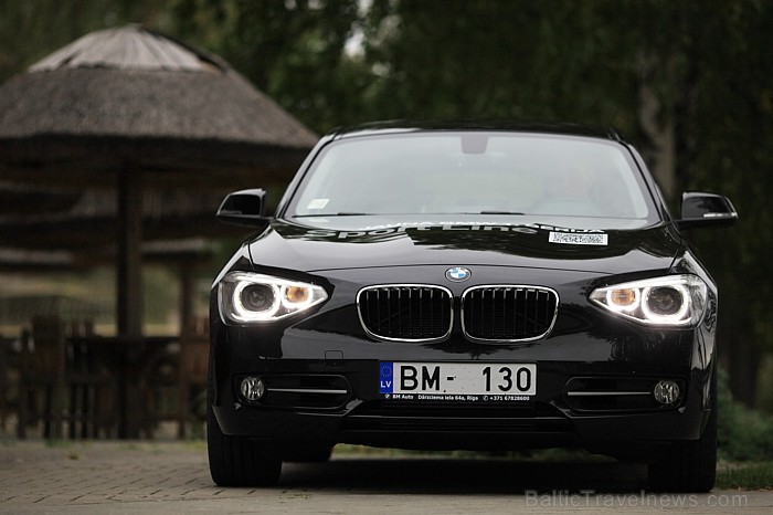 Travelnews.lv testē jauno BMW 120d Sport Line, apciemojot viesu namu Medzābaki (www.medzabaki.lv), kas atrodas no Rīgas īsi pirms Saulkrastiem. Foto:  67544