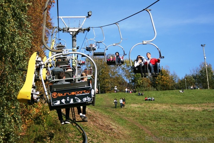 Kad Siguldā nokrāsojas pirmās koku lapas, gan vietējie, gan ārzemju ceļotāji trauc apbrīnot Zelta Rudeni. www.sigulda.lv 67608