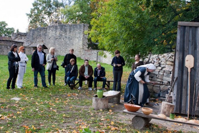 Cēsu pilī piedāvā jaunu interaktīvu programmu «Maizes cepšanas tradīcijas viduslaikos», kur maize tiks cepta autentiski rekonstruētā viduslaiku āra ma 67655