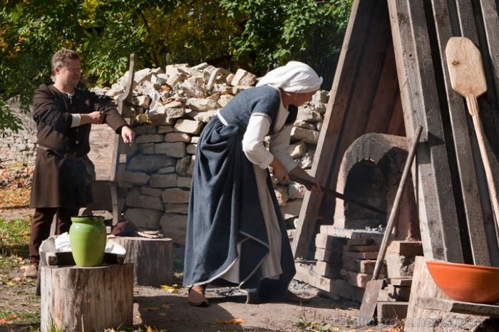 Cēsu pilī piedāvā jaunu interaktīvu programmu «Maizes cepšanas tradīcijas viduslaikos», kur maize tiks cepta autentiski rekonstruētā viduslaiku āra ma 67660