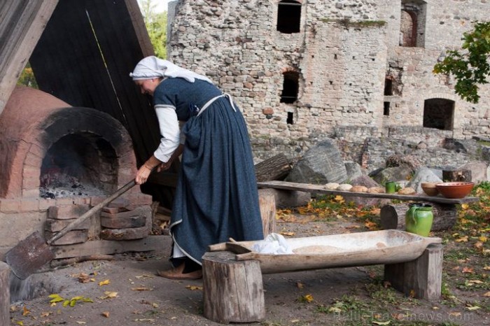 Cēsu pilī piedāvā jaunu interaktīvu programmu «Maizes cepšanas tradīcijas viduslaikos», kur maize tiks cepta autentiski rekonstruētā viduslaiku āra ma 67661