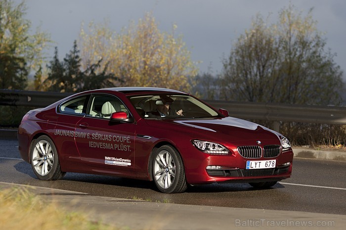 BMW 640d Coupe autovadītāja logā tiek projicēta informācija par atļauto un esošo ātrumu, tas palīdz disciplinē apdzīvotās vietās. Foto: Ingus Evertovs 68724