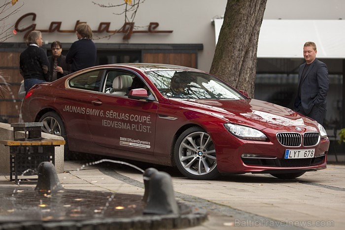 Jauno BMW 640d Coupe vērtē viesnīcas Hotel Bergs direktore Iveta Sprūdža un restorāna Bergs vadītājs Pēteris Ozols. Foto: Ingus Evertovskis 68737