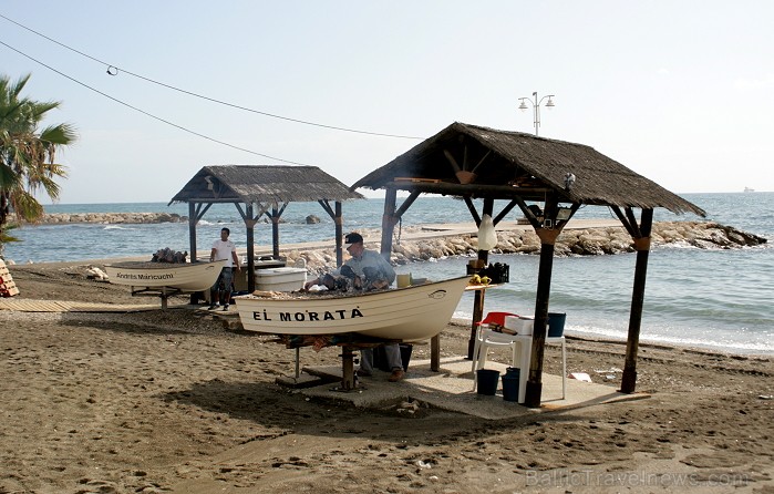 Vairāki restorāni pludmalē cep zivs uz atklātas uguns www.andalucia.org 68915