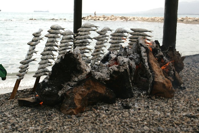 Vairāki restorāni pludmalē cep zivs uz atklātas uguns www.andalucia.org 68916