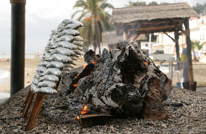 Vairāki restorāni pludmalē cep zivs uz atklātas uguns www.andalucia.org 68917