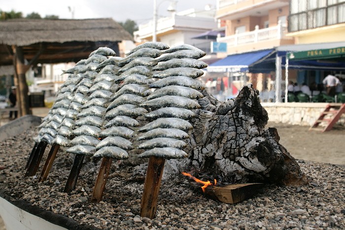 Vairāki restorāni pludmalē cep zivs uz atklātas uguns www.andalucia.org 68918
