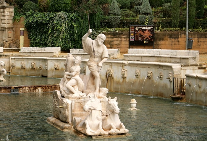 La Fuente del Rey jeb Karaļa strūklaka ir interesants ūdens un mitoloģijas savienojums. Kompozīcijas centrā atrodas Neptūna skulptūra, kuram par godu  68964