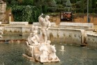 La Fuente del Rey jeb Karaļa strūklaka ir interesants ūdens un mitoloģijas savienojums. Kompozīcijas centrā atrodas Neptūna skulptūra, kuram par godu  2