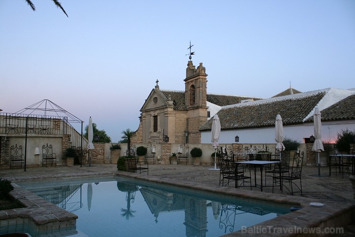 Pašā vecpilsētas centrā atrodas 4* viesnīca La Hospedería del Monasterio, kura ir izveidotā klostera vēsturisko ēku kompleksā 69148