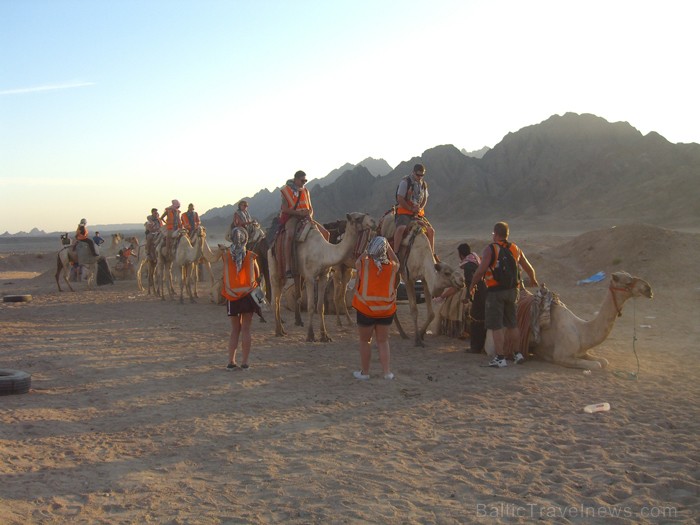 Tālāk pārvietosimies ar kamieļiem - www.novatours.lv 69426