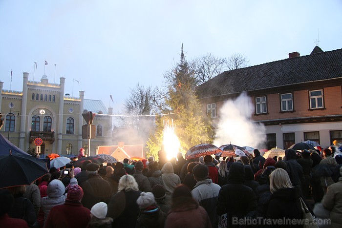 Kuldīgā 3.12.2011 tiek iedegta Ziemassvētku egle 69936