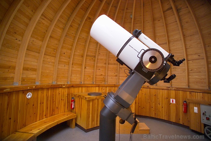 Teleskopi ļauj paskatīties tālajos Visuma 