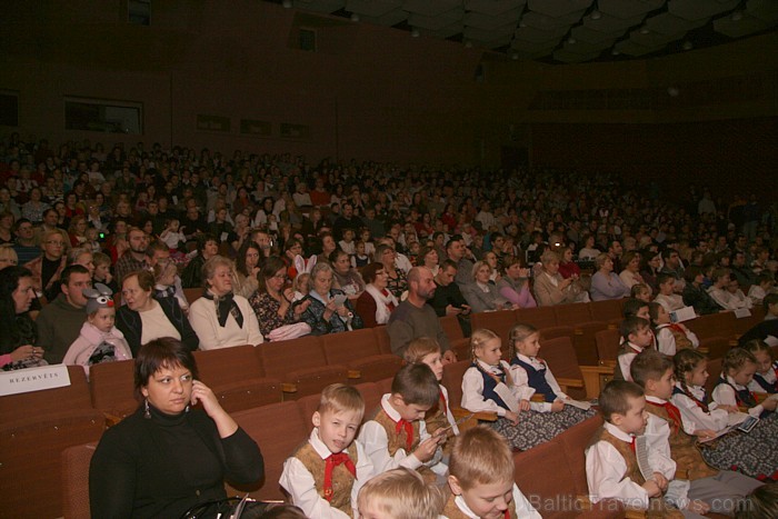 18.12.2011 koncerts «Ziemassvētku gaidās...» Ogrē (www.LatvijasCentrs.lv) 70468