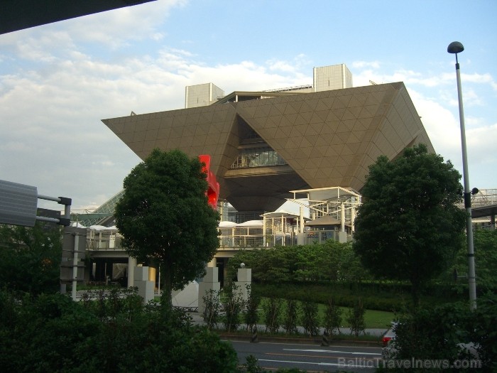 Tokijas izstāžu zāle – veidota četru apgāztu piramīdu formā (Foto: Guna Ķibere) 70550
