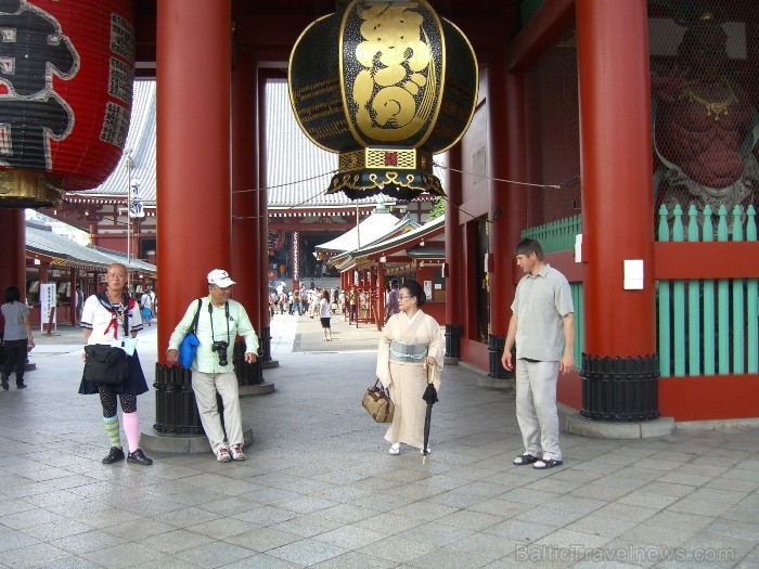 Pie Asakusa Kannon Tempļa, kas ir vecākais un populārākais budistu templis Tokijā (Foto: Guna Ķibere) 70565