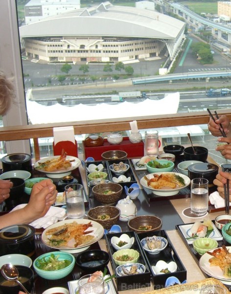 Japānas stila pusdienas ar skatu uz trauksmaino pilsētu (Foto: Guna Ķibere) 70585