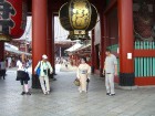 Pie Asakusa Kannon Tempļa, kas ir vecākais un populārākais budistu templis Tokijā (Foto: Guna Ķibere) 20