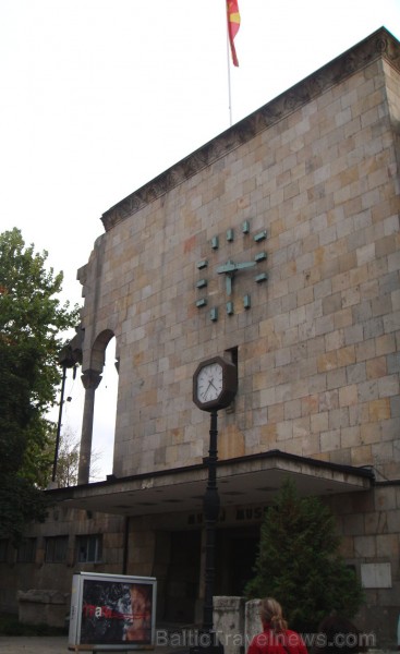Skopjē. Zemestrīcē cietusī dzelzceļa stacija - pulkstenis virs tās ieejas durvīm joprojām rāda 5:17 - precīzu laiku, kad ir notikusi traģiskā dabas ka 71048