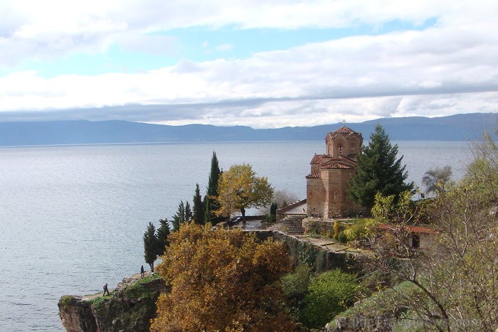 Sv. Jāņa Teologa klosteris. Atrodas augstu klintī pie Ohridas. Populārākais tūrisma objekts Maķedonijā. Ohridā kopumā atrodas 365 baznīcas- katrai gad 71055
