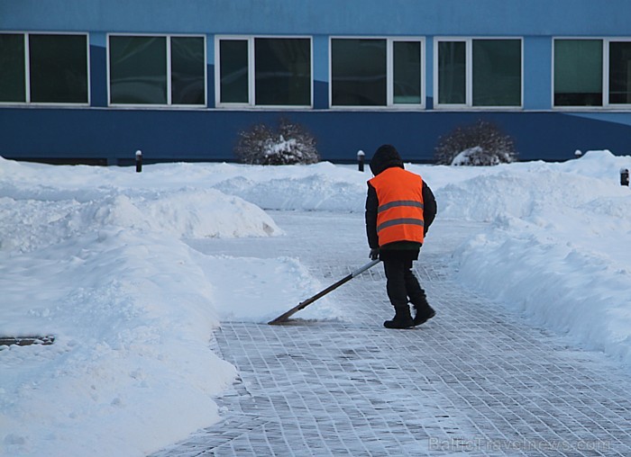 Latvijas ziema 2012 ir mūsu prieks un rūpes - sētnieku dienests 71404