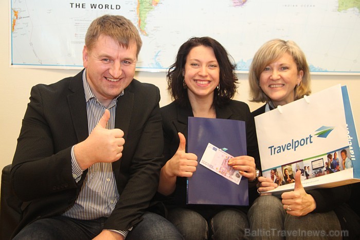 Travelport sponsorētos 300 eiro savam ceļojumam iegūst Travelnews.lv sociālā tīkla draugs Polina Rožkova, ko apsveic Ruta Skujeniece (Travelport) un A 72245