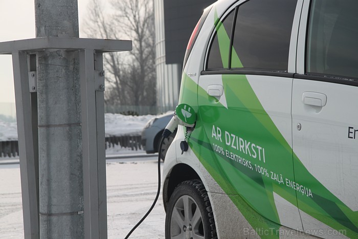 Travelnews.lv ir pamanījis, ka pie Saules akmens viens no elektroautomobiļiem ik dienas uzlādējas 72158