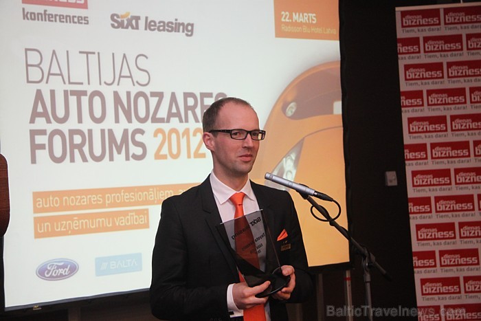 Autonomas Sixt vadītājs Baltijas valstīs Arnis Jaudzems pasniedz balvu par labāko «Sixt Leasing gada auto 2011» 72914