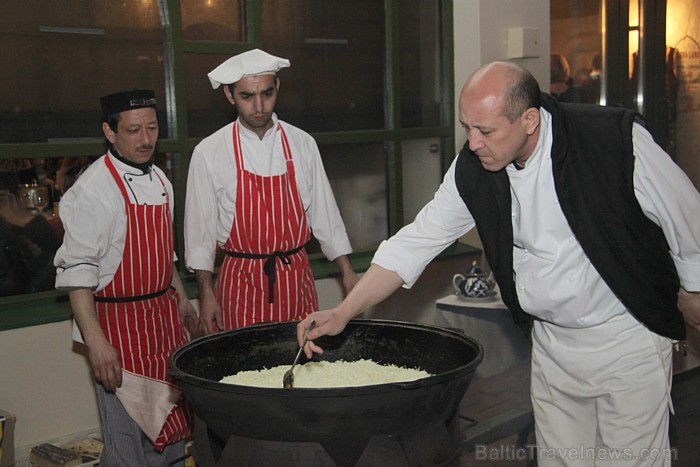 Restorāns «Uzbekistāna», ko pazīstam Rīgā, tagad (23.03.2012) ir pārstāvēts arī Jūrmalā uz Jomas ielas 48 - www.uzbekistana.lv 72973