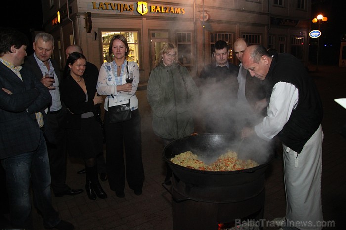 Restorāns «Uzbekistāna», ko pazīstam Rīgā, tagad (23.03.2012) ir pārstāvēts arī Jūrmalā uz Jomas ielas 48 - www.uzbekistana.lv 72975