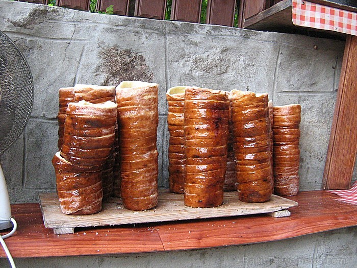 Mācamies gatavot nacionālos ēdienus. Kürtös Kalács kūkas cepšana. Foto: Remiro Travel 72989