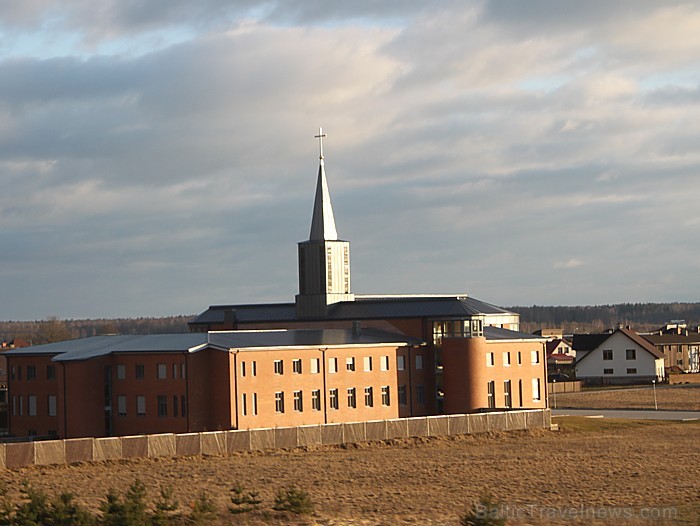 Karmela ordeņa māsu klostera baznīca, kas kalpo arī kā Ikšķiles pilsētas katoļu draudzes dievnams - www.latvijascentrs.lv 73188