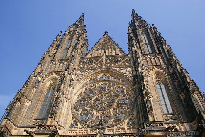 Prāgas pils kompleksa galvenais apskates objekts ir Svētā Vitusa katedrāle, kas ir izcils gotiskā stila šedevrs -  www.czechairlines.lv 73498