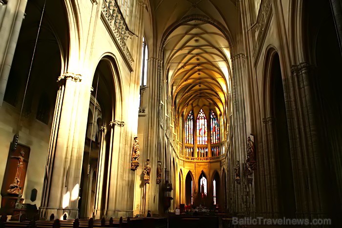 Svētā Vitusa katedrāle ir izcils gotiskā stila šedevrs, kas ir celta 14.gadsimtā. Katedrāles tornis ir augstākā vieta pils kompleksā -  www.czechairli 73499