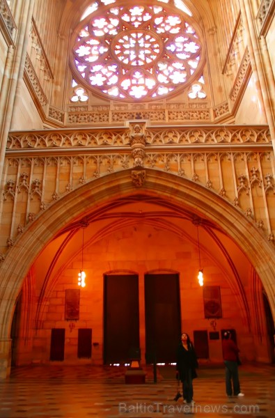 Svētā Vitusa katedrāle ir izcils gotiskā stila šedevrs, kas ir celta 14.gadsimtā. Katedrāles tornis ir augstākā vieta pils kompleksā -  www.czechairli 73500